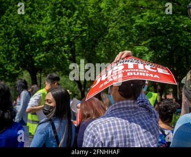 Burmesische Aktivisten und ihre Unterstützer protestieren am Samstag, den 15. Mai 2021, im Union Square Park in New York gegen die Aktionen der Militärregierung in Myanmar. (Foto von Richard B. Levine) Stockfoto