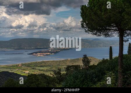 Die Halbinsel Orbetello mit der Stadt Orbetello in der Toskana erstreckt sich in die gleichnamige Lagune. Orbetello, Provinz Grosseto, Toskana Stockfoto