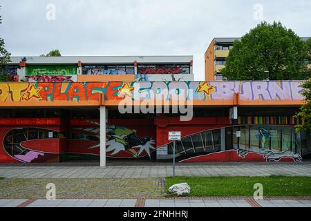 Blick von der Straße auf die mit Graffiti bedeckte Fassade des Abbruchgebäudes am Alois-Harbeck-Platz in Puchheim. Stockfoto