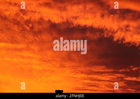Wunderschöne Sonnenuntergangsfarben an einem bewölkten Himmel Stockfoto