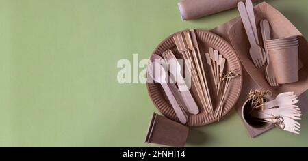 Keine Abfälle, umweltfreundlich, Einweg, Holz, Pappe, Papiergeschirr. Blick von oben. Speicherplatz kopieren Stockfoto