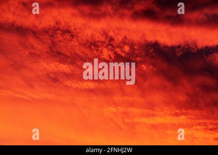Wunderschöne Sonnenuntergangsfarben an einem bewölkten Himmel Stockfoto