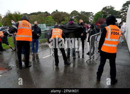 AFC Bournemouth-Fans werden vor dem Halbfinale des Sky Bet Championship Playoff im Vitality Stadium in Bournemouth durch Sicherheitskontrollen überprüft. Bilddatum: Montag, 17. Mai 2021. Stockfoto