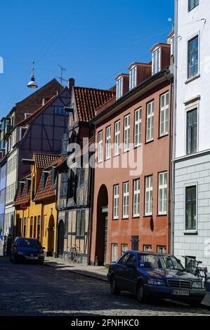 Kopenhagen, Dänemark - 2. Mai 2011: Berühmte schmale Straße mit bunten Gebäuden in Kopenhagens altem historischen Zentrum. Stockfoto