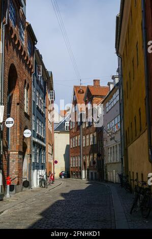 Kopenhagen, Dänemark - 2. Mai 2011: Berühmte schmale Straße mit bunten Gebäuden in Kopenhagens altem historischen Zentrum. Stockfoto