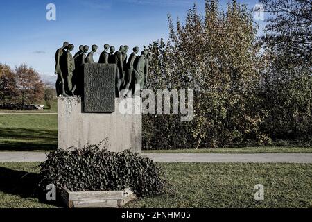 Die Gedenkstätte Todesmarsch von Hubertus von Pilgrim zeigt das Leid der KZ-Häftlinge im KZ Dachau. Stockfoto