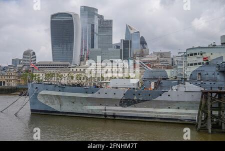 Skyline-Architektur der Stadt London über dem Bug des HMS Belfast Light Cruiser, Mai 2021 Stockfoto