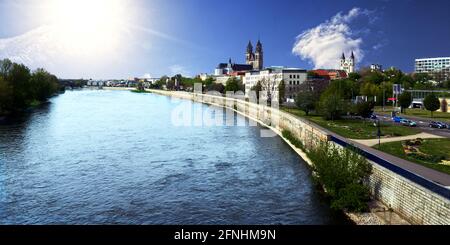 Blick über die Elbe in Magdeburg, Deutschland, Blick auf eine Kirche und den mittelalterlichen Dom im Hintergrund Stockfoto