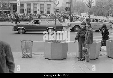 New York City Photo Essay, 30. April 1981- Asiatische Touristen. 5th Avenue und 59th Street, Manhattan. Stockfoto