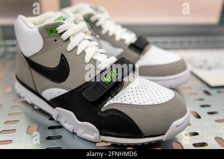 London, Großbritannien. 17 Mai 2021. „Nike Air Trainer, Chlorophyll“, 2012, erstmals 1987 veröffentlicht und der erste multifunktionale „Cross-Trainer“, der 1986 von John McEnroe debütiert wurde. Vorschau von „Sneakers Repacked: Studio to Street“ im Design Museum in Kensington. Die Ausstellung untersucht, wie Sneakers vom Sport zu kulturellen Symbolen geworden sind und findet vom 18. Mai bis 24. Oktober 2021 statt. Kredit: Stephen Chung / Alamy Live Nachrichten Stockfoto