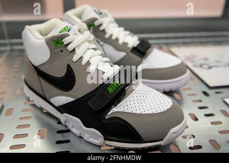 London, Großbritannien. 17 Mai 2021. „Nike Air Trainer, Chlorophyll“, 2012, erstmals 1987 veröffentlicht und der erste multifunktionale „Cross-Trainer“, der 1986 von John McEnroe debütiert wurde. Vorschau von „Sneakers Repacked: Studio to Street“ im Design Museum in Kensington. Die Ausstellung untersucht, wie Sneakers vom Sport zu kulturellen Symbolen geworden sind und findet vom 18. Mai bis 24. Oktober 2021 statt. Kredit: Stephen Chung / Alamy Live Nachrichten Stockfoto