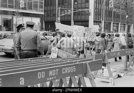 New York City Photo Essay, 30. April 1981 – Bobby Sands Hungerstreik-Demonstration, Tag 61, East 52. Street, Manhattan. Stockfoto