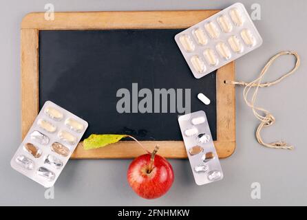 Gesundheitskonzept Tafel Apfel und Pillen Stockfoto