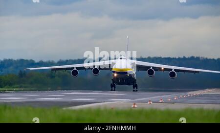 hoersching, österreich, 17. Mai 2021, antonov an-124-100-150, UR-82072 ab dem Flughafen linz Stockfoto