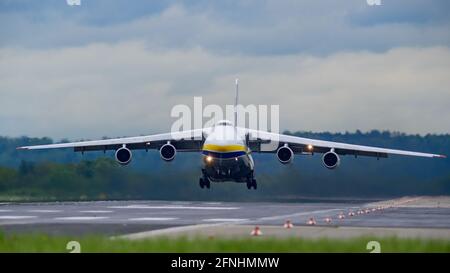 hoersching, österreich, 17. Mai 2021, antonov an-124-100-150, UR-82072 ab dem Flughafen linz Stockfoto