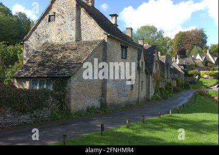 Malerische Straße im Cotswold-Dorf Bibury, Cirencester, Gloucestershire, England Stockfoto