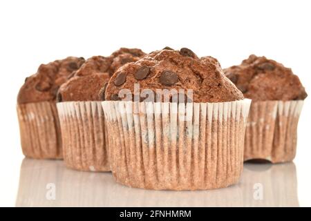 Vier leckere Schokoladen-Muffins, Nahaufnahme, auf weißem Hintergrund. Stockfoto