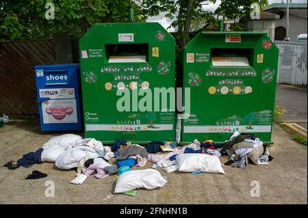 Windsor, Großbritannien. Mai 2021. Flytipping in der Nähe des Windsor Leisure Centre. Während der Covid-19-Pandemie gab es eine alarmierende Menge an Fliegenkippen, obwohl die örtlichen Mülltaufen seit vielen Monaten geöffnet sind. Der Royal Borough of Windsor und Maidenhead werden nun gegen Menschen Geldstrafen verhängen, die beim Kippen von Fliegen erwischt wurden. Quelle: Maureen McLean/Alamy Stockfoto