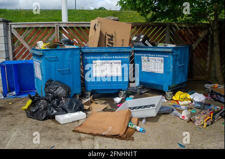 Windsor, Großbritannien. Mai 2021. Flytipping in der Nähe des Windsor Leisure Centre. Während der Covid-19-Pandemie gab es eine alarmierende Menge an Fliegenkippen, obwohl die örtlichen Mülltaufen seit vielen Monaten geöffnet sind. Der Royal Borough of Windsor und Maidenhead werden nun gegen Menschen Geldstrafen verhängen, die beim Kippen von Fliegen erwischt wurden. Quelle: Maureen McLean/Alamy Stockfoto