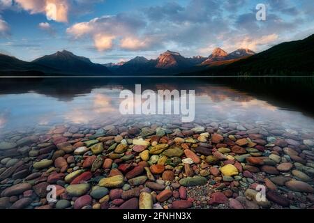 Lake McDonald mit bunten Felsen und Sonnenuntergang. Glacier National Park, Montana. Stockfoto