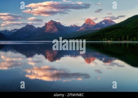 Lake McDonald mit bunten Felsen und Sonnenuntergang. Glacier National Park, Montana. Stockfoto