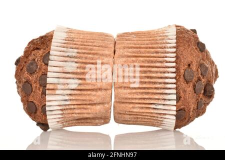 Zwei leckere Schokoladen-Muffins, Nahaufnahme, auf weißem Hintergrund. Stockfoto