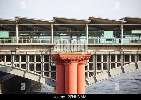 Die aktuelle Blackfriars Railway Bridge und Überreste der alten Brücke in London, Großbritannien Stockfoto