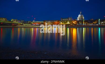 Langzeitbelichtung, Stadtbild am Londoner Flussufer mit St Paul's Cathedral und Blackfriars Millennium Pier Stockfoto