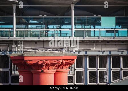 Die aktuelle Blackfriars Railway Bridge und Überreste der alten Brücke in London, Großbritannien Stockfoto