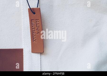 Nahaufnahme Lederanhänger auf Tasche mit Text Happy Birthday Stockfoto