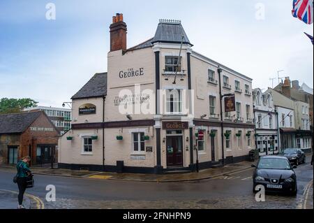 Eton, Windsor, Britannien. Mai 2021. Das George Pub in Eton wird morgen wieder eröffnet. Obwohl die neue Variante des Covid-19 in Großbritannien angekommen ist, wird die nächste Phase des Covid-19-Sperrplans in England ab dem 17. Mai 2021 aufgehoben. Die Menschen werden in der Lage sein, wieder in Restaurants zu speisen, in Kinos, Theater zu gehen und sich mit verschiedenen Haushalten wieder in Innenräumen zu unterhalten und sich gegenseitig zu umarmen. Quelle: Maureen McLean/Alamy Stockfoto