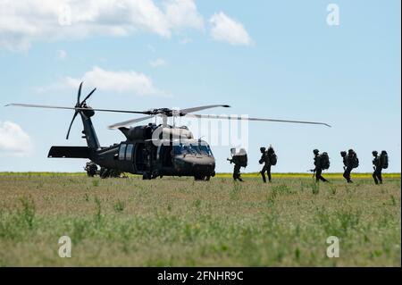 Soldaten der 11. Luftangriff-Brigade der Royal Netherlands Army besteigen während der Übung Falcon Response 21 auf der Mihail Kogalniceanu Air Base am 15. Mai 2021 in Mihail Kogalniceanu, Rumänien, einen US-Hubschrauber der UH-60 Black Hawk. Stockfoto