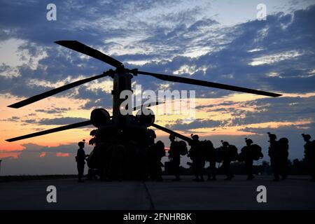 US-Soldaten der 173. Airborne Brigade beginnen einen nächtlichen Luftangriff während der Übung DEFENDER-Europe 21, Teil von Swift Response 21, auf der Cheshnegirovo Air Base am 12. Mai 2021 in Cheshnigirovo, Bulgarien. Stockfoto