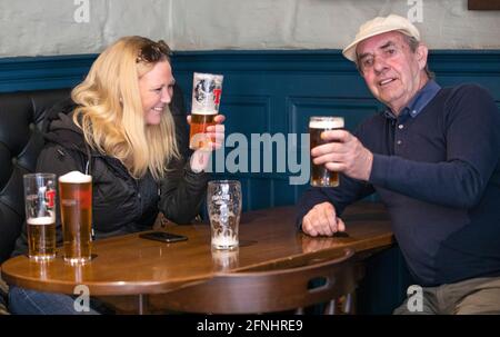 Gäste der Scotsman Lounge, Edinburgh, genießen einen Drink in der Bar. Alkohol kann jetzt in Pubs und Restaurants serviert werden, die bis 22.30 geöffnet bleiben dürfen, da Schottland die Beschränkungen der Stufe 2 einstellt, um die Sperre zu lockern. Stockfoto