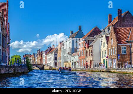 Kanäle der mittelalterlichen Stadt Brügge in Belgien mit Häusern an beiden Ufern. Stockfoto