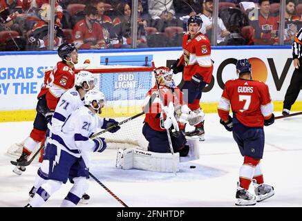 Sunrise, USA. Mai 2021. Florida Panthers Torhüter Sergei Bobrovsky (72) reagiert nach Tampa Bay Lightning rechts Flügel Nikita Kucherov (86) punktet während der zweiten Periode von Spiel 1 ihrer ersten Runde NHL Stanley Cup Playoff-Serie im BB&T Center am Sonntag, 16. Mai 2021 in Sunrise, Florida. (Foto von David Santiago/Miami Herald/TNS/Sipa USA) Quelle: SIPA USA/Alamy Live News Stockfoto