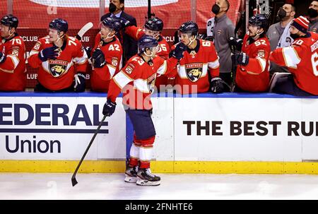 Sunrise, USA. Mai 2021. Florida Panthers Center Carter Verhaeghe (23) feiert mit der Bank nach dem Tor gegen die Tampa Bay Lightning während der ersten Periode von Spiel 1 ihrer ersten Runde NHL Stanley Cup Playoff-Serie im BB&T Center am Sonntag, 16. Mai 2021 in Sunrise, Florida. (Foto von David Santiago/Miami Herald/TNS/Sipa USA) Quelle: SIPA USA/Alamy Live News Stockfoto