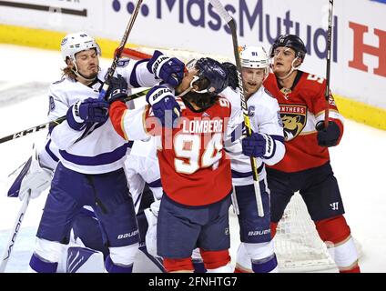 Sunrise, USA. Mai 2021. Tampa Bay Lightning Verteidiger Mikhail Sergeachev (98) kämpft mit Florida Panthers linken Flügel Ryan Lomberg (94) während der zweiten Periode von Spiel 1 ihrer ersten Runde NHL Stanley Cup Playoff-Serie im BB&T Center am Sonntag, 16. Mai 2021 in Sunrise, Florida. (Foto von David Santiago/Miami Herald/TNS/Sipa USA) Quelle: SIPA USA/Alamy Live News Stockfoto