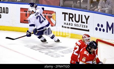 Sunrise, USA. Mai 2021. Tampa Bay Lightning Center Brayden Point (21) reagiert nach dem Tor zum Go-Ahead gegen Florida Panthers Torhüter Sergei Bobrovsky (72) während der dritten Periode von Spiel 1 ihrer ersten Runde NHL Stanley Cup Playoff-Serie im BB&T Center am Sonntag, 16. Mai 2021 in Sunrise, Florida. (Foto von David Santiago/Miami Herald/TNS/Sipa USA) Quelle: SIPA USA/Alamy Live News Stockfoto