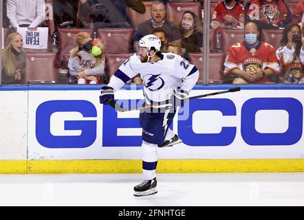 Sunrise, USA. Mai 2021. Tampa Bay Lightning Center Brayden Point (21) reagiert nach dem Tor zum Go-Ahead gegen Florida Panthers Torhüter Sergei Bobrovsky (72) während der dritten Periode von Spiel 1 ihrer ersten Runde NHL Stanley Cup Playoff-Serie im BB&T Center am Sonntag, 16. Mai 2021 in Sunrise, Florida. (Foto von David Santiago/Miami Herald/TNS/Sipa USA) Quelle: SIPA USA/Alamy Live News Stockfoto