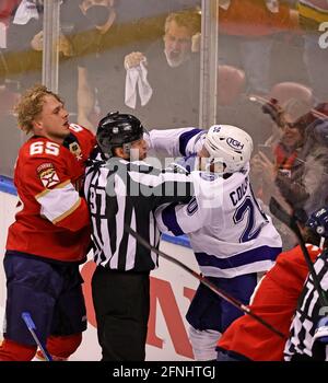 Sunrise, USA. Mai 2021. Florida Panthers Verteidiger Markus Nutivaara (65) kämpft mit Tampa Bay Lightning Center Blake Coleman (20) während der ersten Periode von Spiel 1 ihrer ersten Runde NHL Stanley Cup Playoff-Serie im BB&T Center am Sonntag, 16. Mai 2021 in Sunrise, Florida. (Foto von David Santiago/Miami Herald/TNS/Sipa USA) Quelle: SIPA USA/Alamy Live News Stockfoto