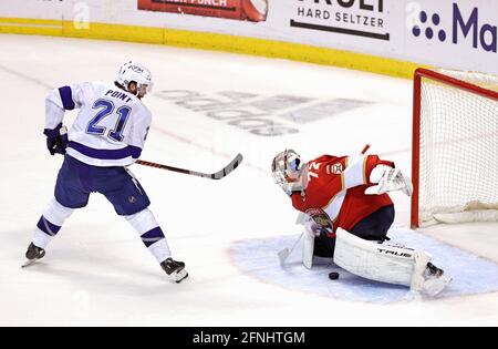 Sunrise, USA. Mai 2021. Tampa Bay Lightning Center Brayden Point (21) erzielt das Go-Ahead-Tor gegen Florida Panthers Torhüter Sergei Bobrovsky (72) während der dritten Periode von Spiel 1 ihrer ersten Runde NHL Stanley Cup Playoff-Serie im BB&T Center am Sonntag, 16. Mai 2021 in Sunrise, Florida. (Foto von David Santiago/Miami Herald/TNS/Sipa USA) Quelle: SIPA USA/Alamy Live News Stockfoto