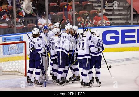 Sunrise, USA. Mai 2021. Tampa Bay Lightning Spieler feiern ihren 5-4 Sieg über die Florida Panthers während Spiel 1 ihrer ersten Runde NHL Stanley Cup Playoff-Serie im BB&T Center am Sonntag, 16. Mai 2021 in Sunrise, Florida. (Foto von David Santiago/Miami Herald/TNS/Sipa USA) Quelle: SIPA USA/Alamy Live News Stockfoto