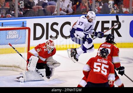 Sunrise, USA. Mai 2021. Florida Panthers Torhüter Sergei Bobrovsky (72) blockiert einen Schuss als Tampa Bay Lightning linken Flügel Alex Killorn (17) springt während der zweiten Periode von Spiel 1 ihrer ersten Runde NHL Stanley Cup Playoff-Serie im BB&T Center am Sonntag, 16. Mai 2021 in Sunrise, Florida. (Foto von David Santiago/Miami Herald/TNS/Sipa USA) Quelle: SIPA USA/Alamy Live News Stockfoto