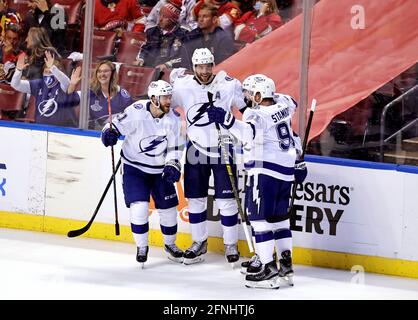 Sunrise, USA. Mai 2021. Tampa Bay Lightning rechts Flügel Nikita Kucherov (86) wird von Teamkollegen nach dem Tor gegen die Florida Panthers während der zweiten Periode von Spiel 1 ihrer ersten Runde NHL Stanley Cup Playoff-Serie im BB & T Center am Sonntag, 16. Mai 2021 in Sunrise, Florida gratuliert. (Foto von David Santiago/Miami Herald/TNS/Sipa USA) Quelle: SIPA USA/Alamy Live News Stockfoto