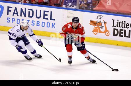 Sunrise, USA. Mai 2021. Florida Panthers Center Aleksander Barkov (16) trägt den Puck gegen Tampa Bay Lightning Verteidiger Jan Rutta (44) während der ersten Periode des Spiels 1 ihrer ersten Runde NHL Stanley Cup Playoff-Serie im BB & T Center am Sonntag, 16. Mai 2021 in Sunrise, Florida. (Foto von David Santiago/Miami Herald/TNS/Sipa USA) Quelle: SIPA USA/Alamy Live News Stockfoto