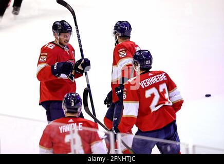 Sunrise, USA. Mai 2021. Florida Panthers Center Carter Verhaeghe (23) wird von Teamkollegen nach dem Tor gegen die Tampa Bay Lightning während der ersten Periode von Spiel 1 ihrer ersten Runde NHL Stanley Cup Playoff-Serie im BB&T Center am Sonntag, 16. Mai 2021 in Sunrise, Florida gratuliert. (Foto von David Santiago/Miami Herald/TNS/Sipa USA) Quelle: SIPA USA/Alamy Live News Stockfoto