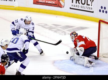 Sunrise, USA. Mai 2021. Florida Panthers Torhüter Sergei Bobrovsky (72) macht ein Save gegen Tampa Bay Lightning Center Yanni Gourde (37) während der ersten Periode von Spiel 1 ihrer ersten Runde NHL Stanley Cup Playoff-Serie im BB&T Center am Sonntag, 16. Mai 2021 in Sunrise, Florida. (Foto von David Santiago/Miami Herald/TNS/Sipa USA) Quelle: SIPA USA/Alamy Live News Stockfoto