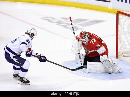 Sunrise, USA. Mai 2021. Florida Panthers Torhüter Sergei Bobrovsky (72) macht ein Save gegen Tampa Bay Lightning rechten Flügel Nikita Kucherov (86) während der ersten Periode des Spiels 1 ihrer ersten Runde NHL Stanley Cup Playoff-Serie im BB & T Center am Sonntag, 16. Mai 2021 in Sunrise, Florida. (Foto von David Santiago/Miami Herald/TNS/Sipa USA) Quelle: SIPA USA/Alamy Live News Stockfoto