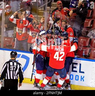 Sunrise, USA. Mai 2021. Florida Panthers linker Flügel Jonathan Huberdeau (11) wird von Teamkollegen nach dem Tor gegen die Tampa Bay Lightning während der dritten Periode von Spiel 1 ihrer ersten Runde NHL Stanley Cup Playoff-Serie im BB&T Center am Sonntag, 16. Mai 2021 in Sunrise, Florida gratuliert. (Foto von David Santiago/Miami Herald/TNS/Sipa USA) Quelle: SIPA USA/Alamy Live News Stockfoto